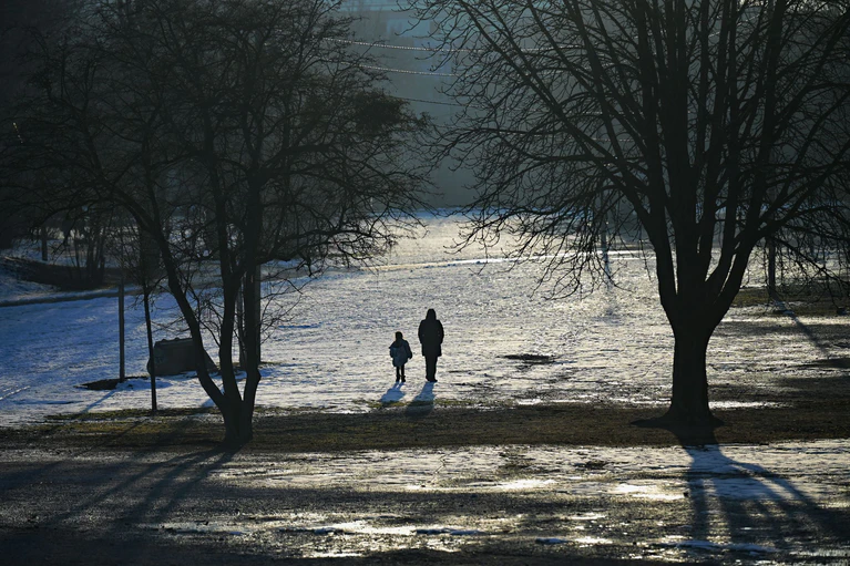Noch ist der Winter nicht vorbei. In Teilen Bayerns könnte es wieder leicht schneien. (Archivbild) — © Malin Wunderlich/dpa