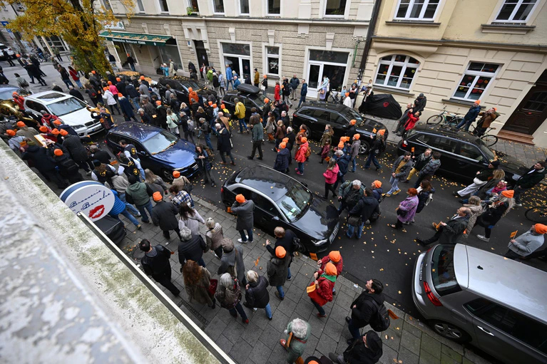 Statt in Schwabing befindet sich die Münchner Lach- und Schießgesellschaft künftig am Rosenheimer Platz. — © Felix Hörhager/dpa