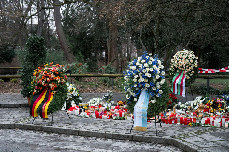 Kränze für die Opfer der Messerattacke. — © Daniel Vogl/dpa