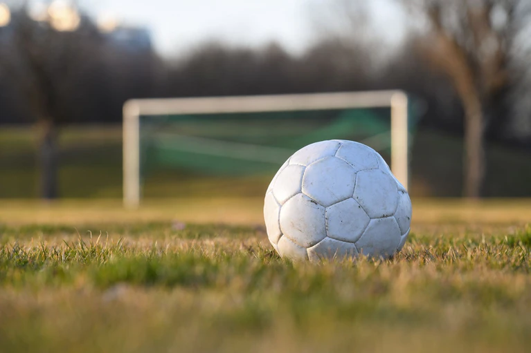 Ein Fußballspiel zwischen zwei Mannschaften der A-Klasse eskaliert. (Symbolbild) — © Tobias Hase/dpa