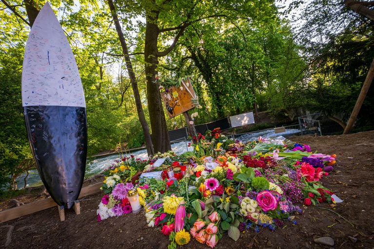 Blumen erinnern im vergangenen Fürhjahr an das tödliche Unglück. (Archivfoto)   — © Peter Kneffel/dpa