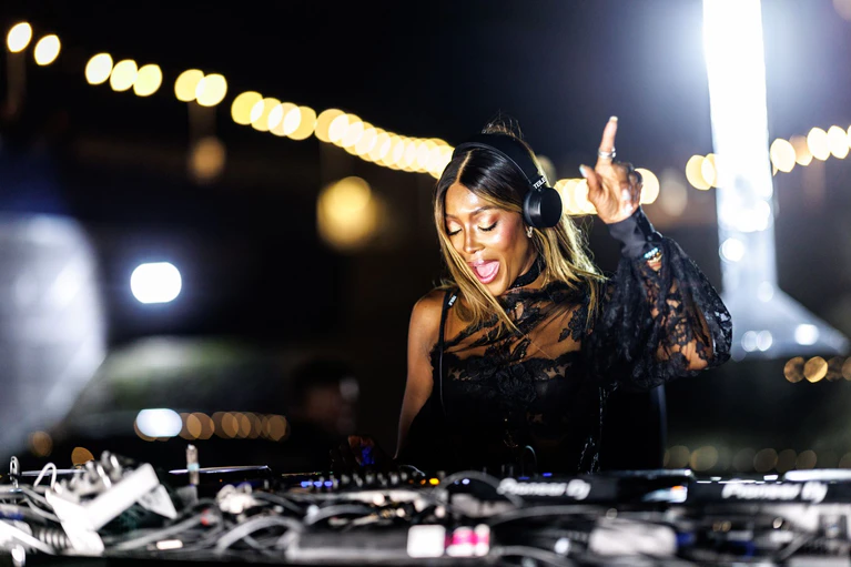 Naomi Campbell gab in München ihr Debüt am DJ-Pult. — © Matthias Balk/dpa