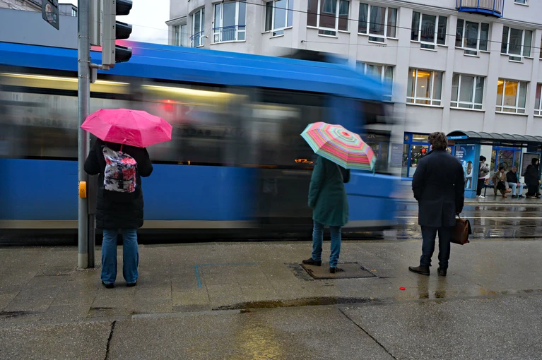 Vielerorts kann es in Bayern zum Wochenstart nass werden. (Symbolbild) — © Malin Wunderlich/dpa