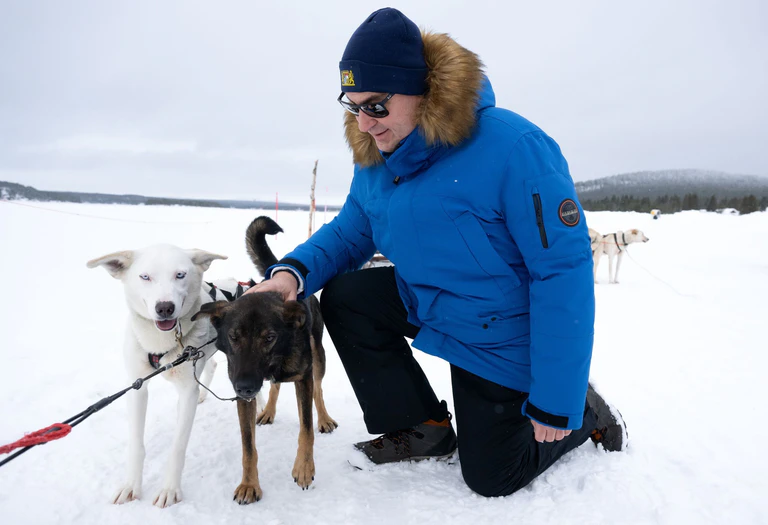 Für Hunde-Fan Söder war das Treffen mit den schwedischen Schlittenhunden ein echtes Highlight. (Archivbild) — © Sven Hoppe/dpa