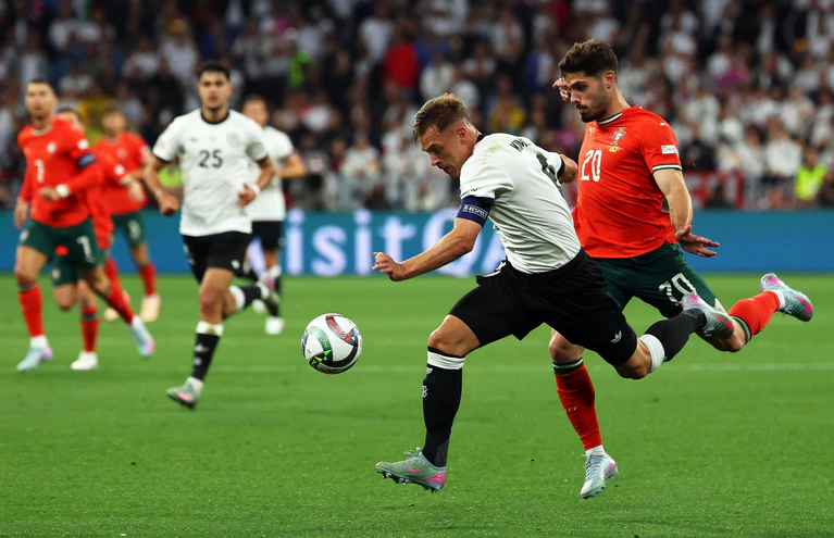 Joshua Kimmich verliert im Jubiläumsspiel. — © Christian Charisius/dpa