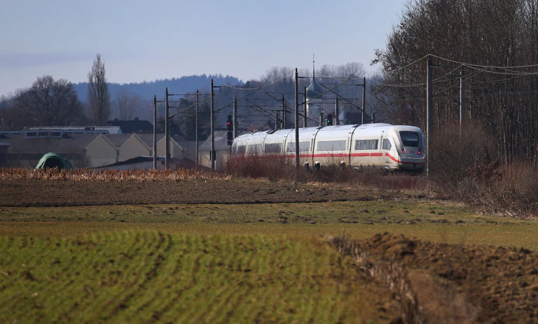 Die bisherige Strecke ist durch die doppelte Nutzung durch ICE und Regionalbahnen stark belastet. (Archivbild) — © Karl-Josef Hildenbrand/dpa