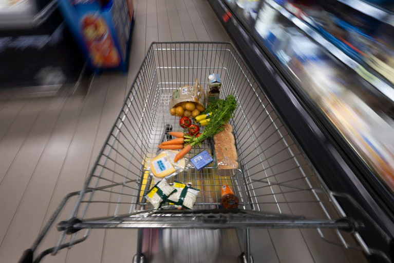 Einkäufe: Die Inflation in Bayern verharrt bei 2,1 Prozent. Nahrungsmittel gehörten zu den Treibern. — © Philip Dulian/dpa
