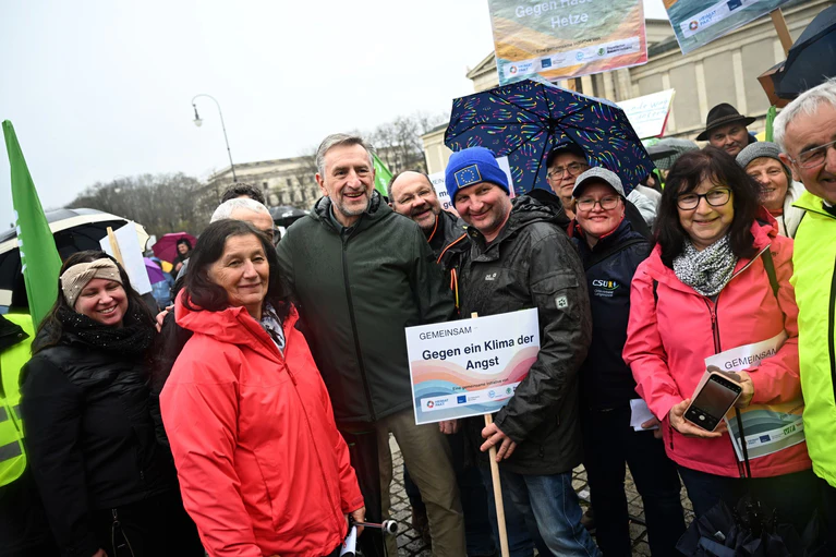 Der CSU-Politiker Felßner hatte seine Kandidatur als Bundeslandwirtschaftsminister zurückgezogen, nachdem Aktivisten auf seinem Hof protestiert hatten. — © Felix Hörhager/dpa
