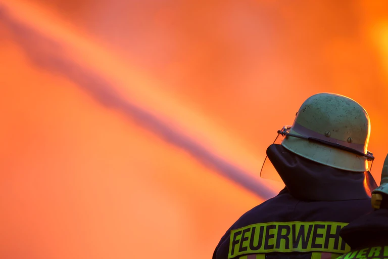 Feuerwehrleute versuchen in der Nacht die Flammen zu löschen. (Symbolbild) — © Christoph Reichwein/dpa