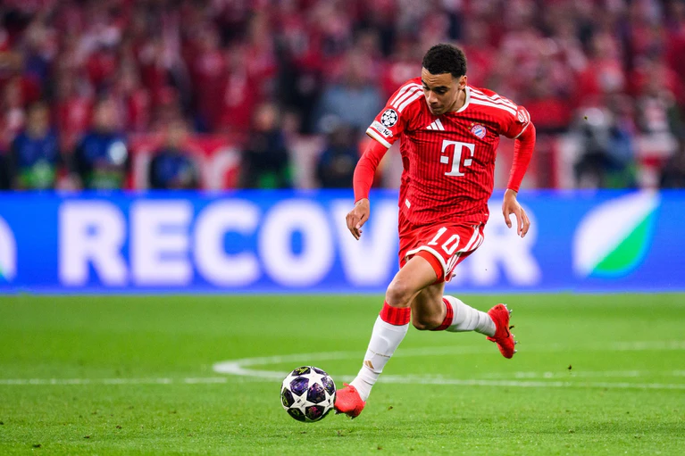 Jamal Musiala im Bayern-Trikot in Aktion - aber wie spielt er bei der WM? (Archivbild) — © Tom Weller/dpa