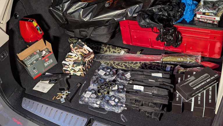 Die Bundespolizei hat in der Oberpfalz einen 22-Jährigen kontrolliert, dessen Kofferraum voll verbotener Waffen war.  — © -/Bundespolizei Waidhaus/dpa