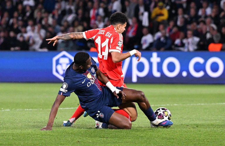 Luis Díaz holt gegen Willian Pacho einen Strafstoß für Bayern heraus. — © Federico Gambarini/dpa