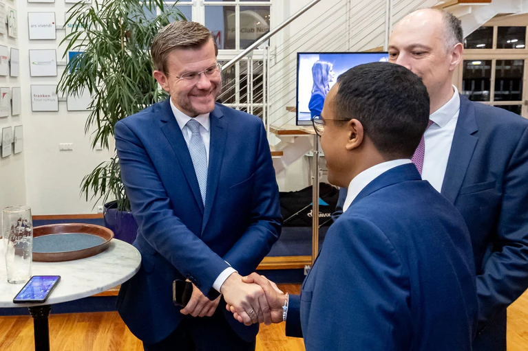 Nürnbergs Oberbürgermeister Marcus König (CSU, links) geht mit klarem Vorsprung und damit als Favorit in die Stichwahl gegen seinen Herausforderer Nasser Ahmed.  — © Daniel Karmann/dpa