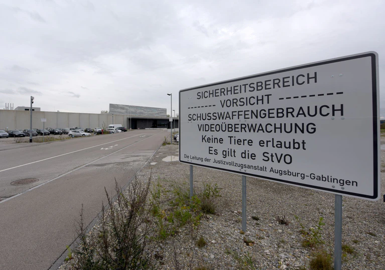 Gegen Mitarbeiter der Haftanstalt wird wegen des Verdachts der Körperverletzung ermittelt. (Archivbild) — © Stefan Puchner/dpa