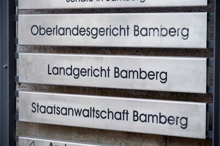 Das Oberlandesgericht Bamberg will im Dezember über einen Fall im Zusammenhang mit Corona-Impfstoff entscheiden. (Symbolbild) — © Daniel Vogl/dpa
