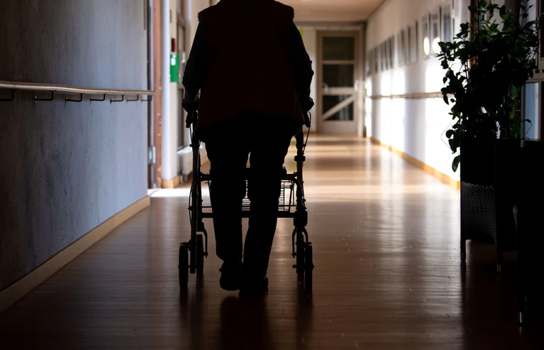 Pflegebedürftige müssen heuer länger auf das Landespflegegeld warten. (Symbolbild) — © Sven Hoppe/dpa