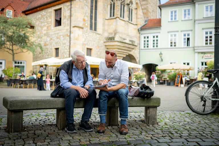 Die Urkunde war ein Zufallsfund und sorgt nun für Diskussionen - Martin Sladeczek (rechts) im Gespräch mit Karl Heinemeyer. — © Jacob Schröter/dpa