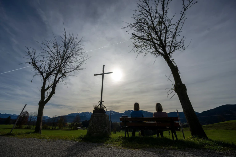 Auf recht viel Sonne können sich die Menschen in Bayern freuen. (Archivbild) — © Stefan Puchner/dpa