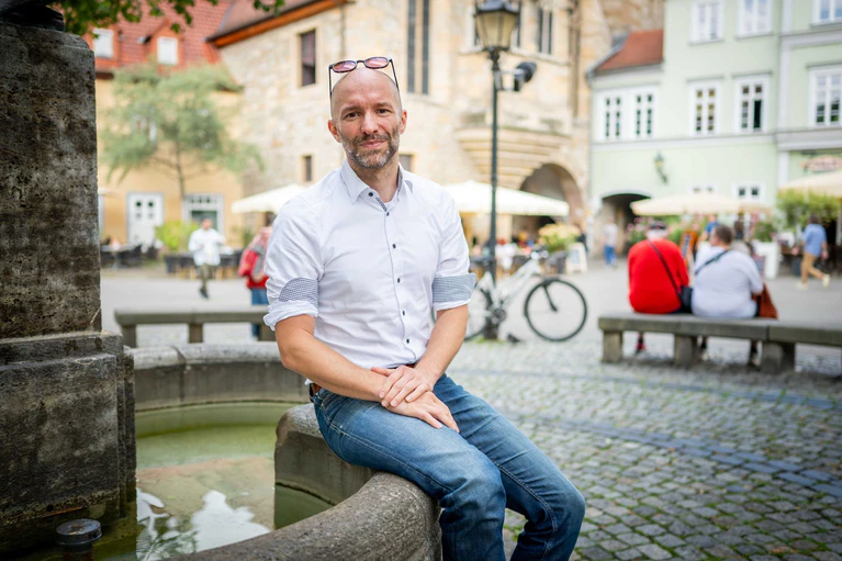 Martin Sladeczek wollte eigentlich nur zur Historie der Krämerbrücke forschen. — © Jacob Schröter/dpa