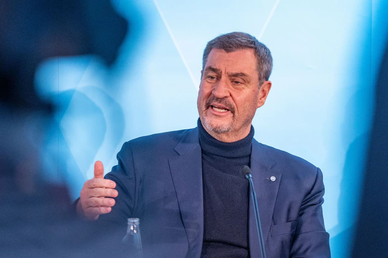 CSU-Chef Markus Söder kritisiert die Beschäftigungspraxis innerhalb der AfD. (Archivbild) — © Armin Weigel/dpa