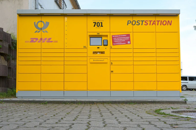 Sieht aus wie ein Automat, ist ein Automat - und ist mancherorts in Deutschland obendrein noch eine Postfiliale. (Archivbild) — © Heiko Rebsch/dpa