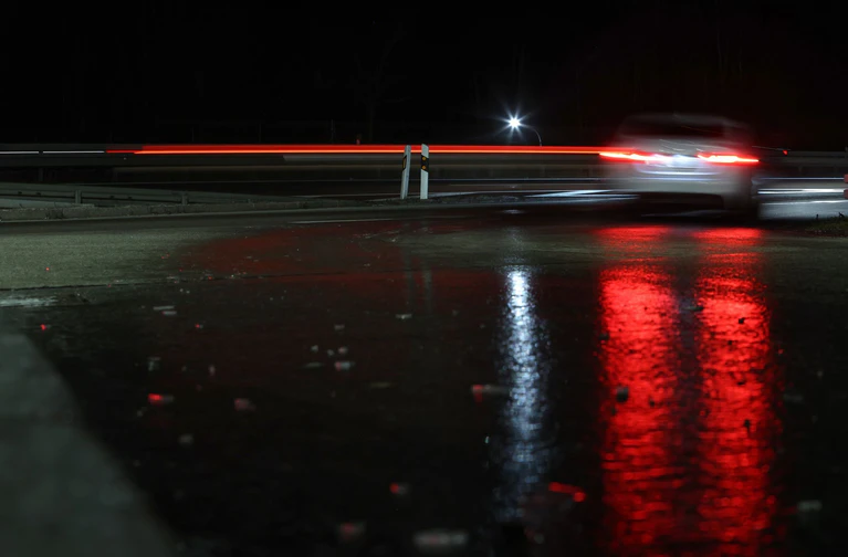 Wer in den kommenden Tagen auf Bayerns Straßen unterwegs ist, sollte sich vor Glätte in Acht nehmen. (Symbolbild) — © Karl-Josef Hildenbrand/dpa