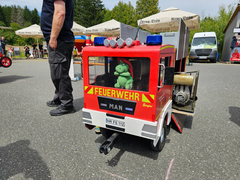 Das Kinderfeuerwehrauto der Feuerwehr Waischenfeld begeistert den Nachwuchs. — © Mike Müller/dpa