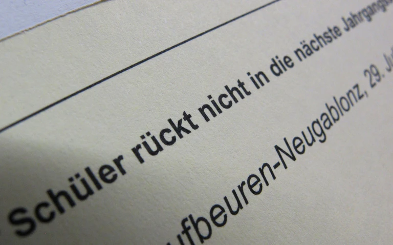 Im Jahreszeugnis steht bei so manchem am Ende ein «nicht versetzt». (Symbolbild) — © picture alliance / dpa