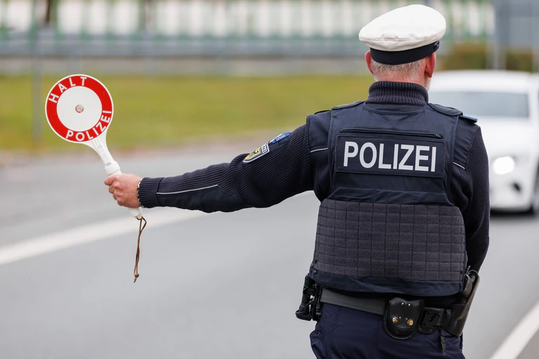 Die Bundespolizei hält den mutmaßlichen Schleuser bei Kirchdorf am Inn auf und nimmt ihn fest. (Symbolbild) — © Daniel Karmann/dpa