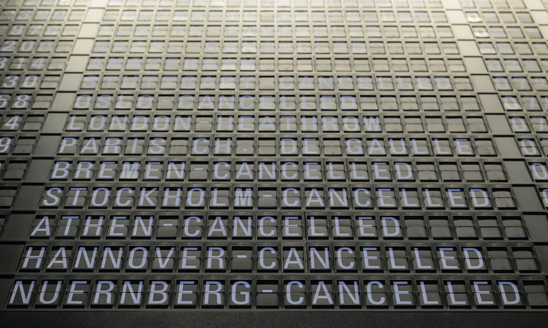 Blick auf eine Anzeigetafel am Frankfurter Flughafen. — © Hannes P Albert/dpa