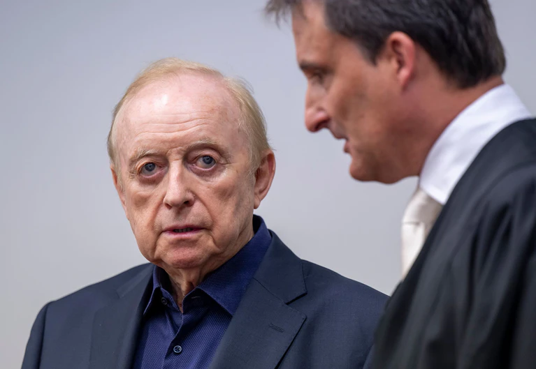 Schuhbeck mit seinem Anwalt Norbert Scharf. — © Peter Kneffel/dpa