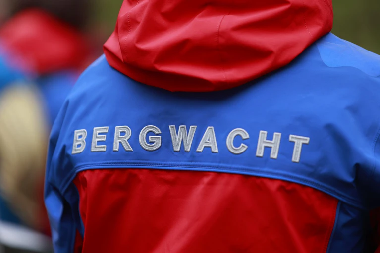 Die Frau war stark unterkühlt und erlitt schwere Verletzungen an Armen und Beinen. (Symbolbild) — © Matthias Bein/dpa