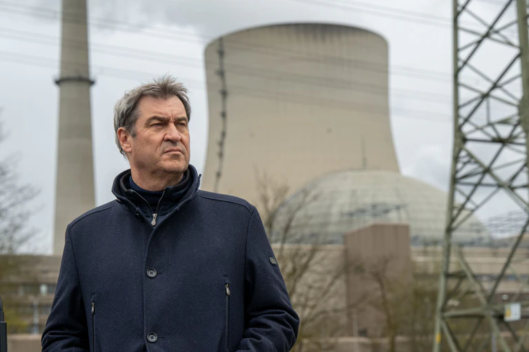Obwohl der Betreiber bereits vor einem Jahr das endgültige Aus für das AKW Isar 2 verkündete, ist der Rückbau aus der Sicht von Markus Söder noch «reversibel». (Archivbild) — © Peter Kneffel/dpa