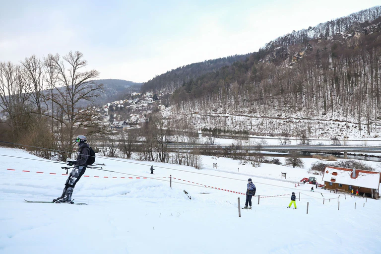 Der Lift in Wiesenttal im Landkreis Forchheim kann nun in diesem Jahr wieder laufen. — © Daniel Löb/dpa