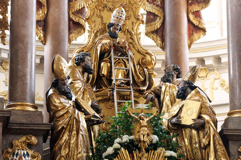 Die spätgotische Petrusfigur ist Teil des barocken Hauptaltars in Sankt Peter, der zwischen 1730 und 1734 geschaffen wurde.  — © Matthias Balk/dpa