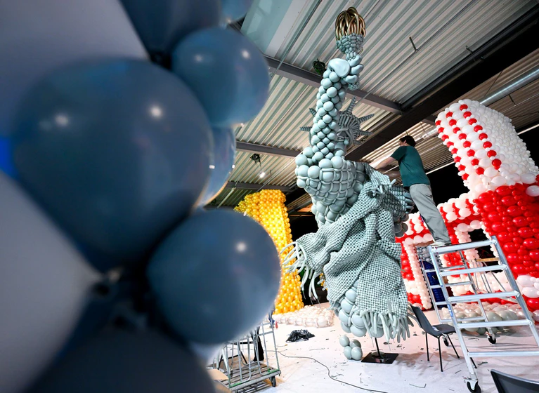 Ballonkünstler arbeiten während eines Pressetermins vor der Eröffnung der Ausstellung „Luftballonwelten“ im Pineapple Park an ihren Objekten. — © Sven Hoppe/dpa