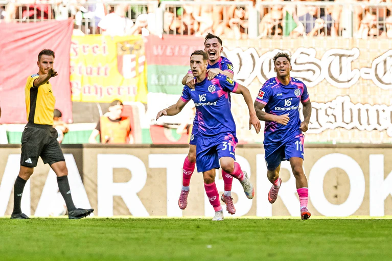 Der frühere Augsburger Dominik Kohr wird für das Mainzer 2:0 gefeiert. — © Harry Langer/dpa