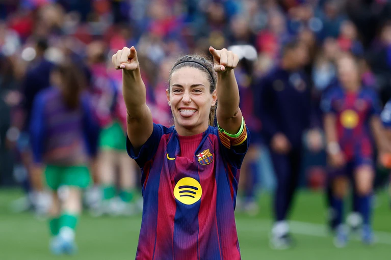 Bejubelt den Finaleinzug: Barcelonas Kapitänin Alexia Putellas.  — © Joan Monfort/AP/dpa