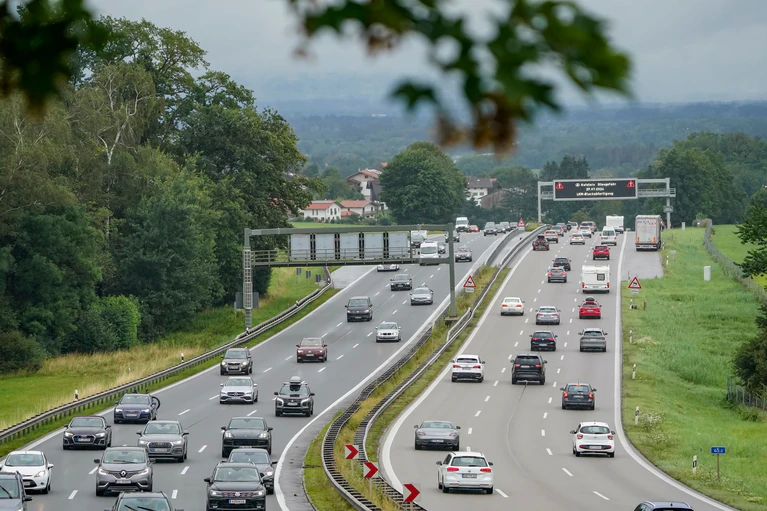 Mit Beginn der Herbstferien in Bayern und Baden-Württemberg kann es nach Einschätzung des ADAC voll auf den Autobahnen Deutschlands werden. (Archivfoto) — © Uwe Lein/dpa