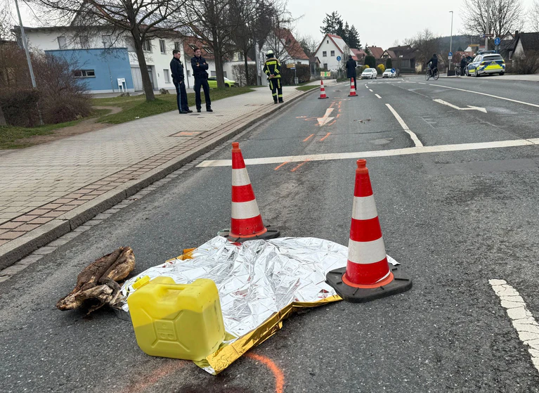 In Mittelfranken ist eine Seniorin beim Überqueren der Straße von einem Lkw erfasst worden.  — © -/NEWS5/dpa