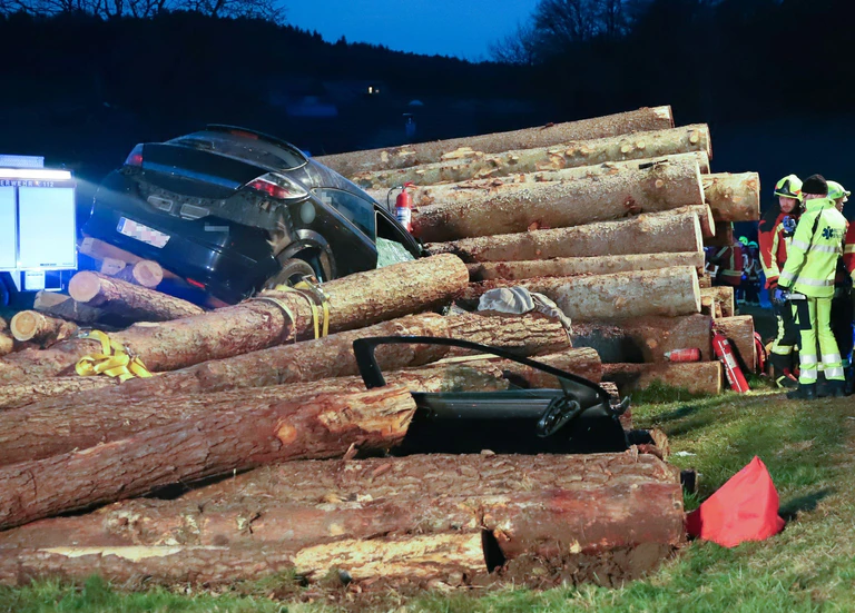 Der Pkw fuhr am Freitagabend in einen Holzstapel.  — © Sabine Süß/Vifogra GmbH/dpa