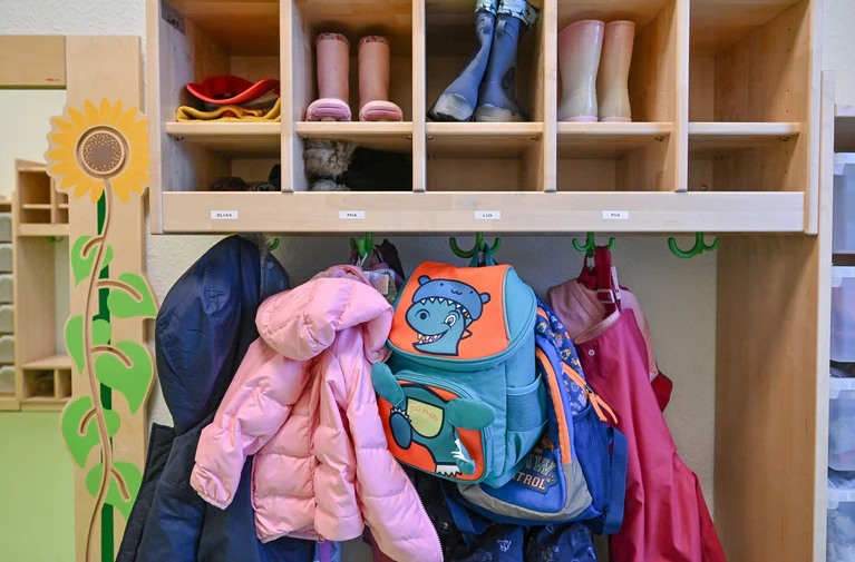 Heftige Vorwürfe richten sich gegen einen Kindergarten-Mitarbeiter. (Symbolbild) — © Patrick Pleul/dpa