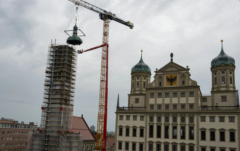 Im zweiten Versuch konnte in Augsburg die Zwiebelhaube des Stadtwahrzeichens Perlachturm entfernt werden. — © Stefan Puchner/dpa