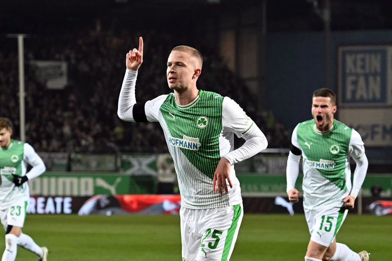 Brynjar Bjarnason sorgt für einen perfekten Fürther Start. — © Jens Niering/dpa