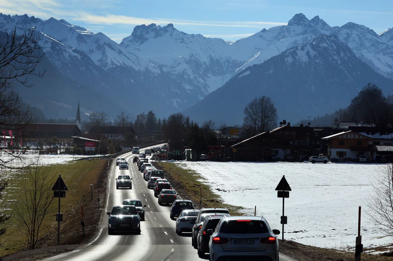 Besonders hoch ist die Staugefahr laut ADAC auf dem Weg in die Berge. (Archivbild) — © Karl-Josef Hildenbrand/dpa