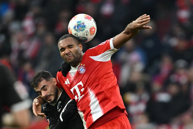 Harte Arbeit für die Bayern, hier Jonathan Tah (r) gegen Pauli-Angreifer Daniel Sinani.  — © Sven Hoppe/dpa
