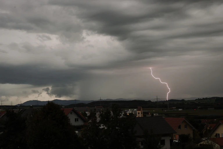 Die Polizei spricht insgesamt von überwiegend geringen Unwetterschäden. — © Alexander Wolf/onw-images/dpa