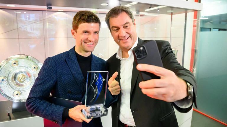 Bayerns Ministerpräsident Markus Söder sieht Thomas Müller als idealen Bayern-Präsidenten. — © Joerg Koch/Bayerische Staatskanzlei/dpa