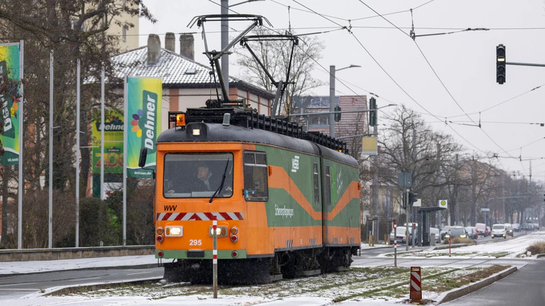Wegen Glättegefahr setzt der gesamte Busverkehr im Stadtgebiet Würzburg in der Nacht zum Montag aus. (Symbolbild) — © Heiko Becker/dpa
