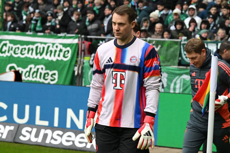 Manuel Neuer, hier beim Aufwärmen in Bremen, fällt mit einer Wadenverletzung aus. — © Carmen Jaspersen/dpa